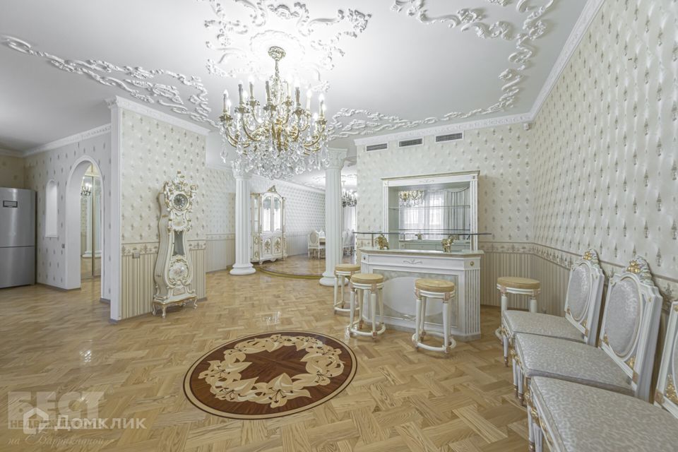 Продаётся 4-комнатная квартира, 219 м²
