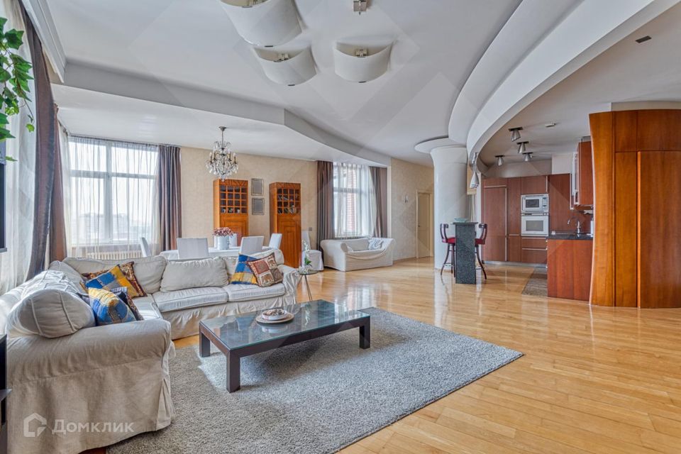 Сдаётся 4-комнатная квартира, 195 м²