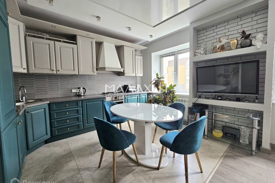 Продаётся 3-комнатная квартира, 105 м²