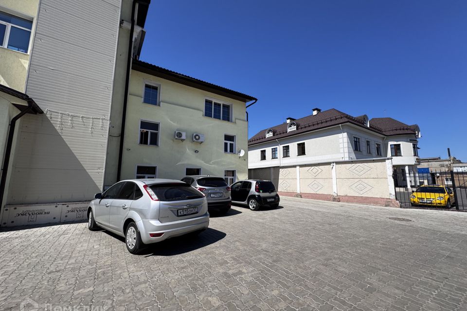Продаётся 3-комнатная квартира, 210 м²
