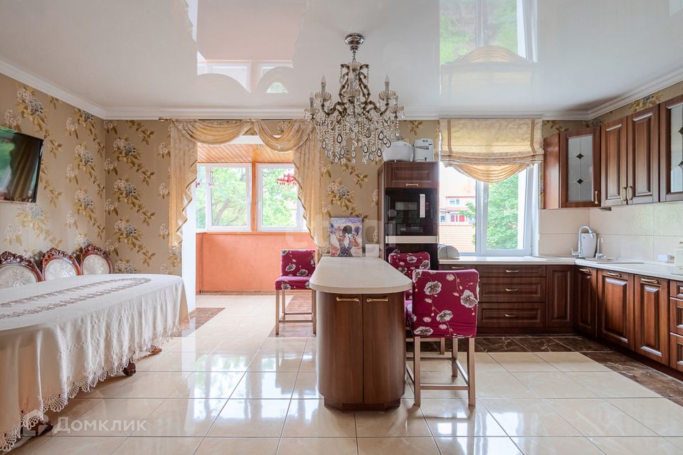 Продаётся 5-комнатная квартира, 165 м²