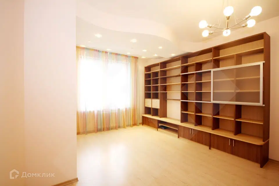 Продаётся 4-комнатная квартира, 220 м²