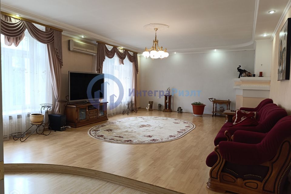 Продаётся 4-комнатная квартира, 165 м²