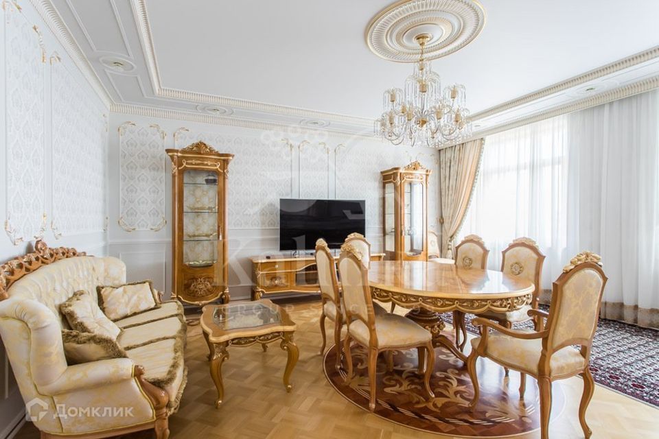 Продаётся 4-комнатная квартира, 190 м²