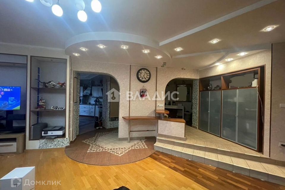 Продаётся 4-комнатная квартира, 139.8 м²