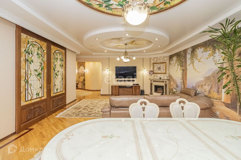 Продаётся 3-комнатная квартира, 194.7 м²