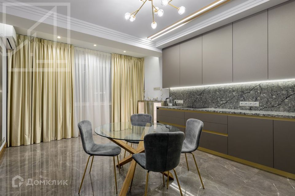 Сдаётся 3-комнатная квартира, 140 м²