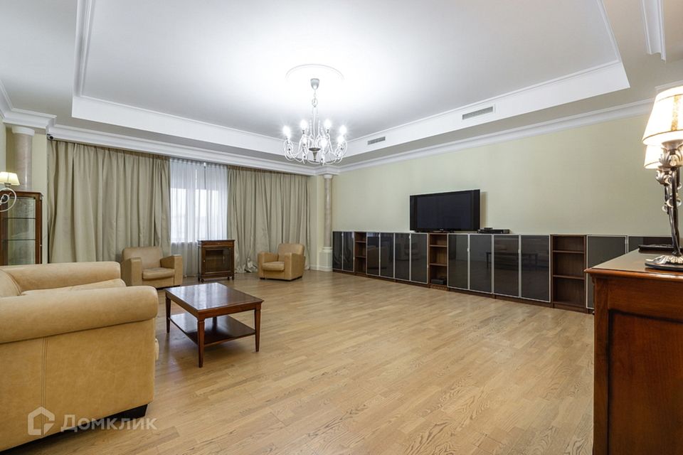 Сдаётся 4-комнатная квартира, 247 м²