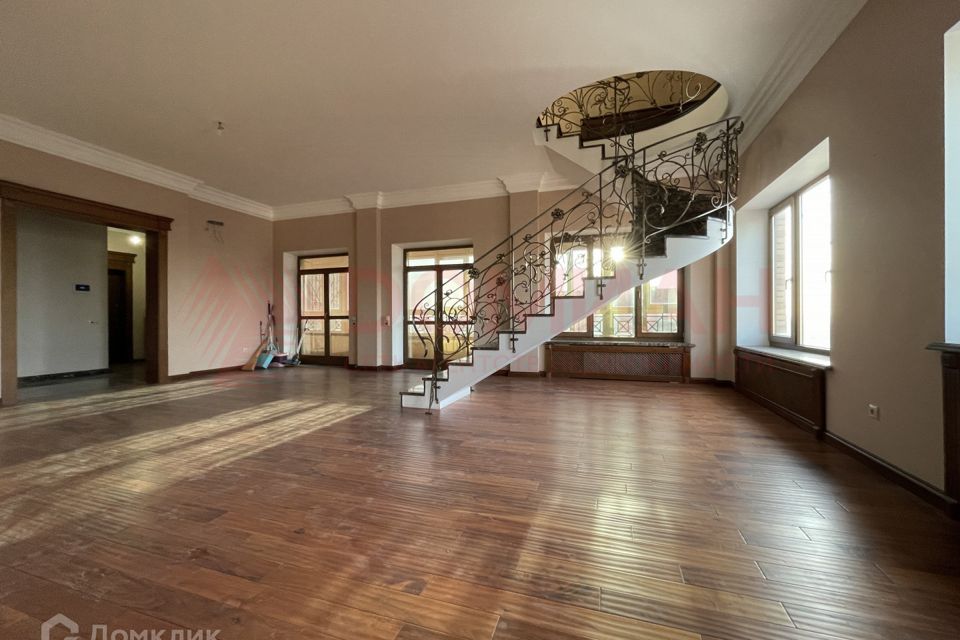 Продаётся 5-комнатная квартира, 330 м²