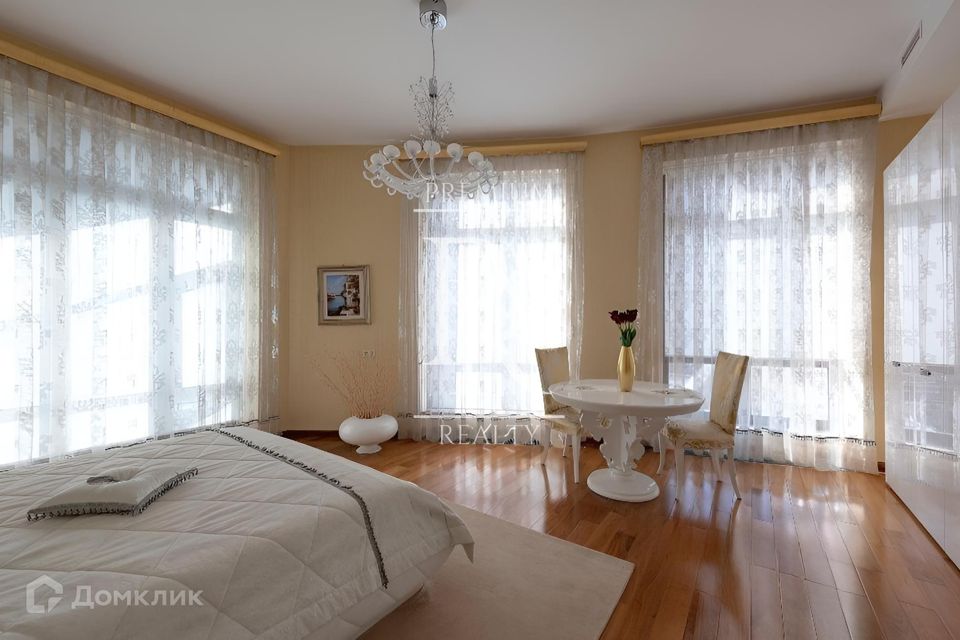 Продаётся 8-комнатная квартира, 295 м²