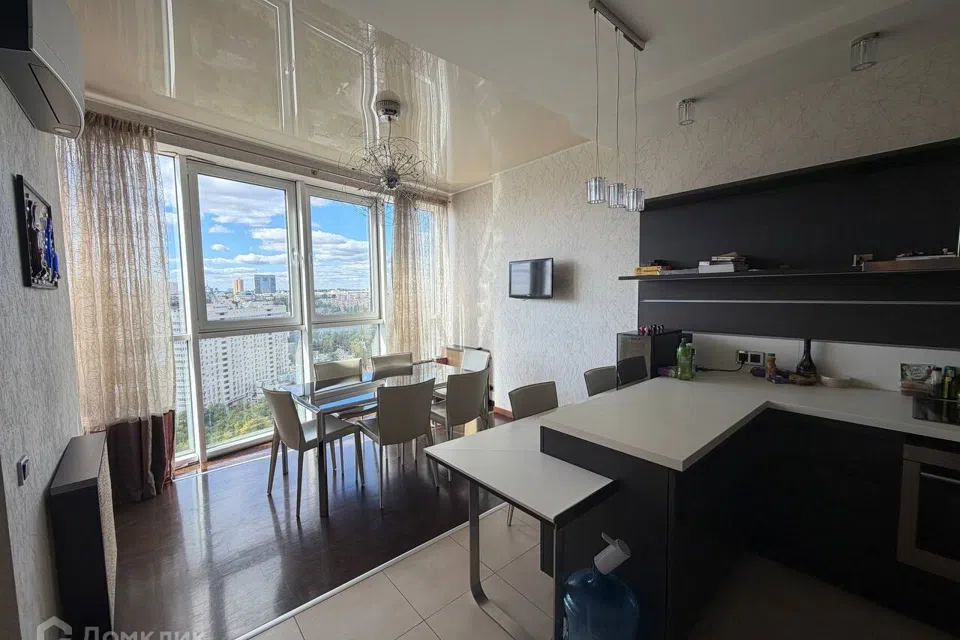 Продаётся 3-комнатная квартира, 138 м²