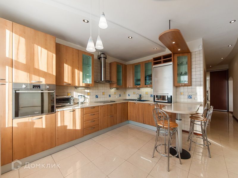 Сдаётся 4-комнатная квартира, 155 м²