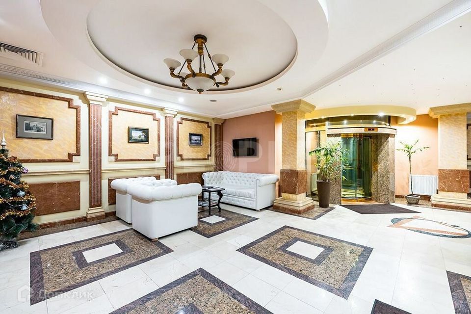 Продаётся 8-комнатная квартира, 300 м²