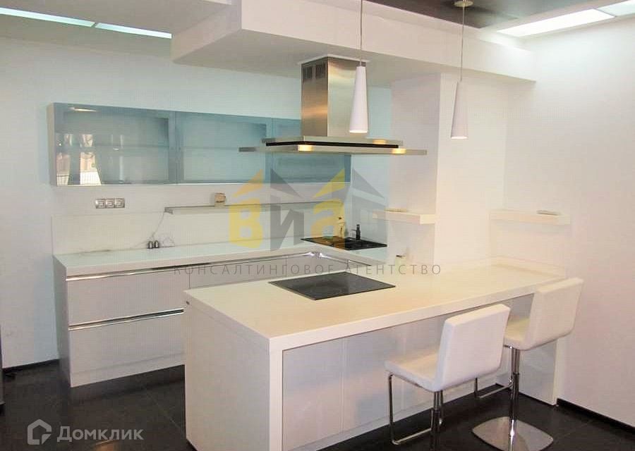 Сдаётся 4-комнатная квартира, 179 м²