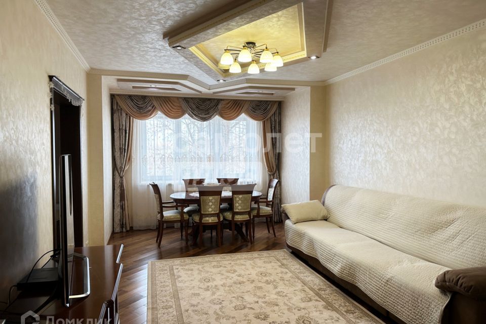 Продаётся 4-комнатная квартира, 138 м²