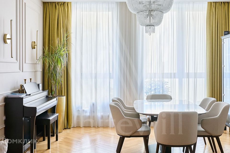 Продаётся 4-комнатная квартира, 156 м²