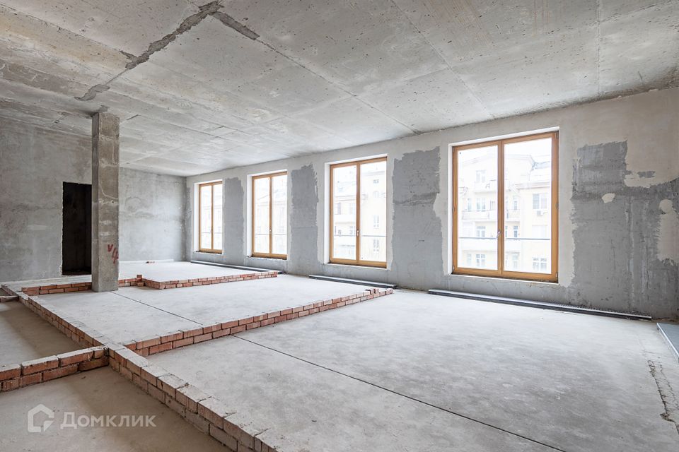 Продаётся 4-комнатная квартира, 271.7 м²