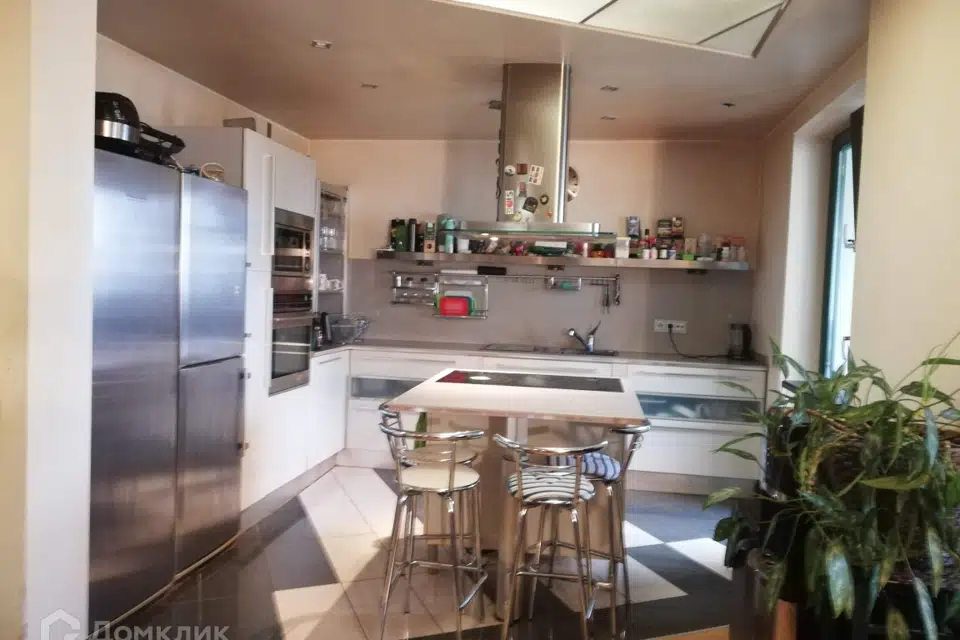Продаётся 4-комнатная квартира, 139.1 м²