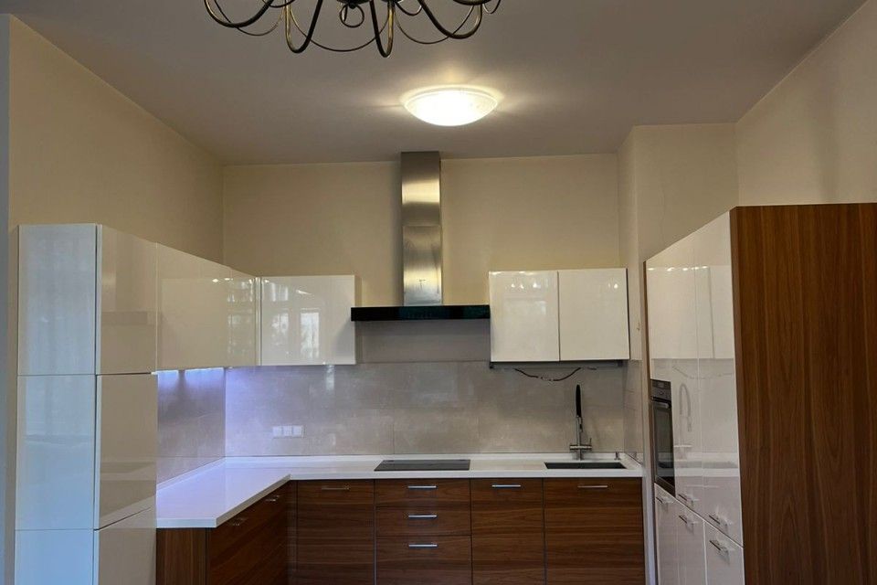 Продаётся 4-комнатная квартира, 162 м²
