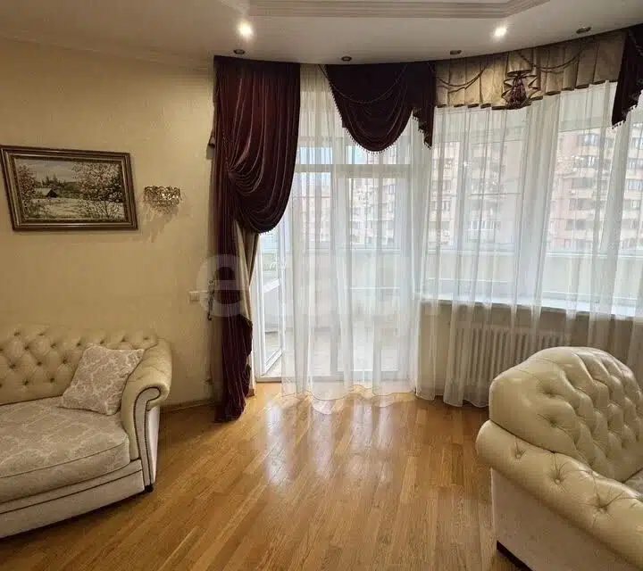 Продаётся 3-комнатная квартира, 136 м²
