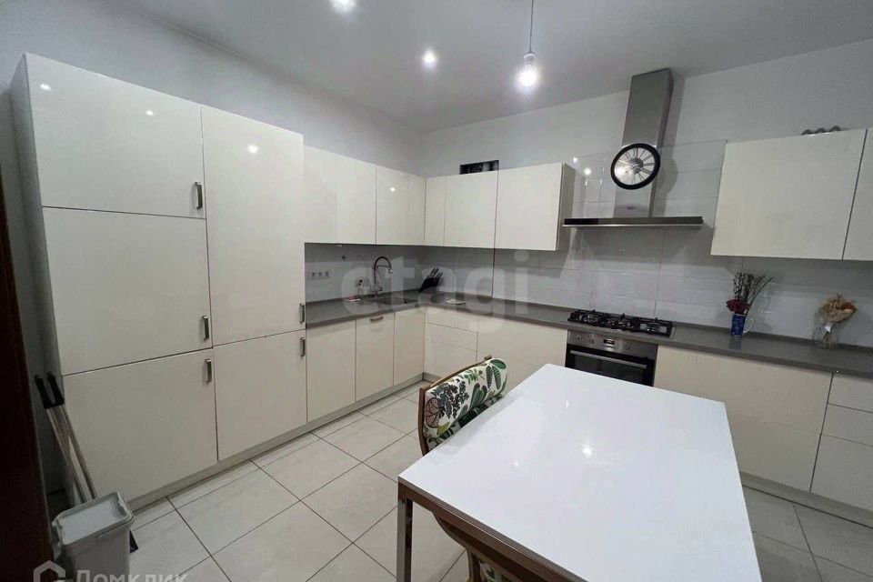 Продаётся 3-комнатная квартира, 97 м²