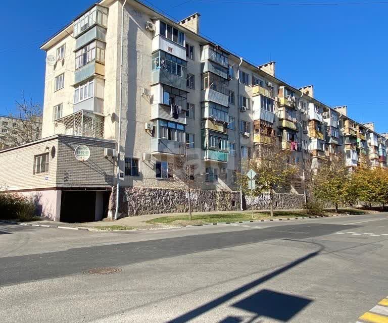 Новороссийск улица 19. Суворовская 1 новороссийск. Улица суворовская новороссийск. Суворовская 71 новороссийск медичи. Суворовская 1 новороссийск.