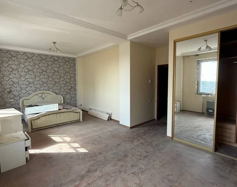 Продаётся 3-комнатная квартира, 195.6 м²