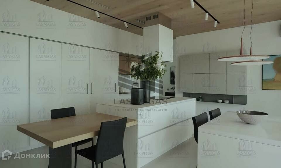 Сдаётся 4-комнатная квартира, 264 м²