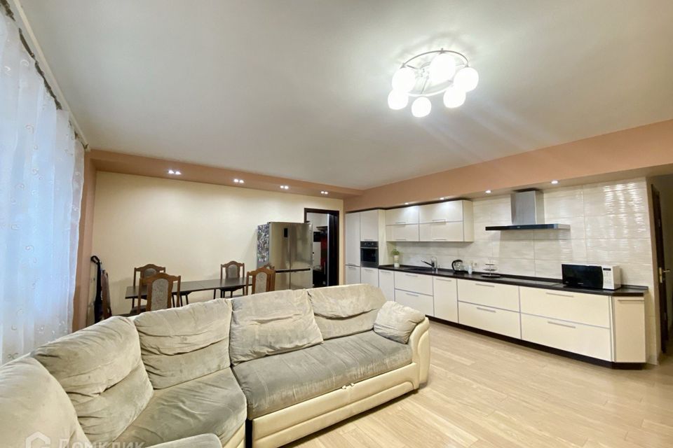 Продаётся 4-комнатная квартира, 165.3 м²