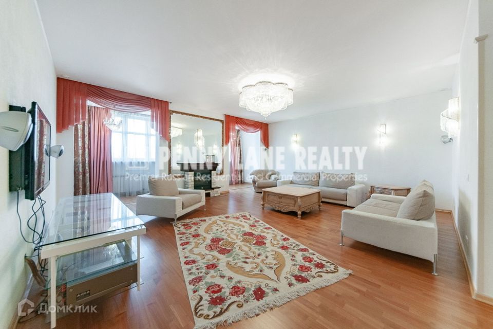 Сдаётся 4-комнатная квартира, 200 м²