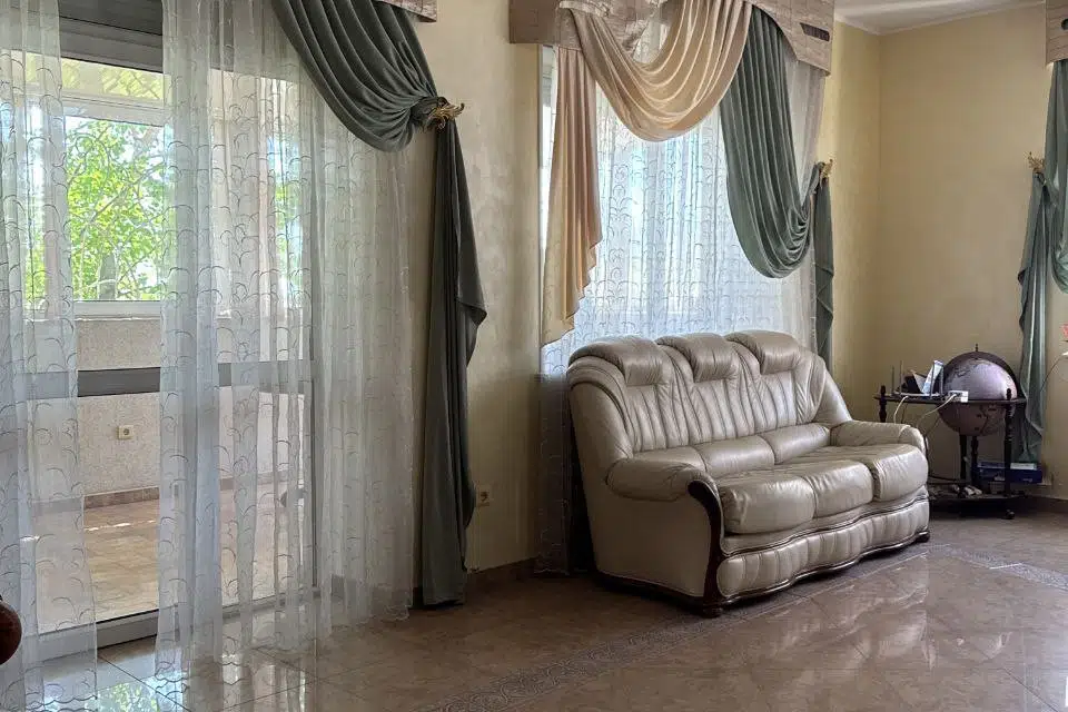 Продаётся 3-этажный дом, 448 м²