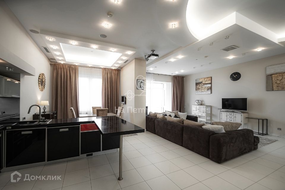 Продаётся 4-комнатная квартира, 174 м²