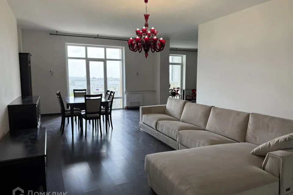 Продаётся 4-комнатная квартира, 151.8 м²