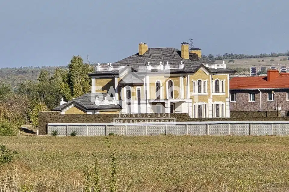 Продаётся 2-этажный дом, 697.9 м²