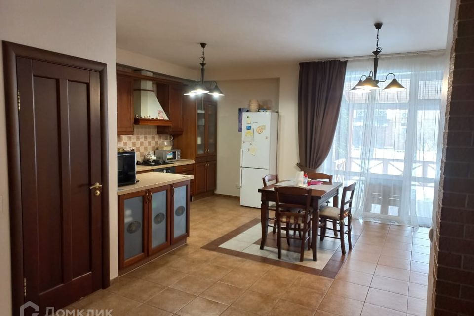 Продаётся 6-комнатная квартира, 200 м²