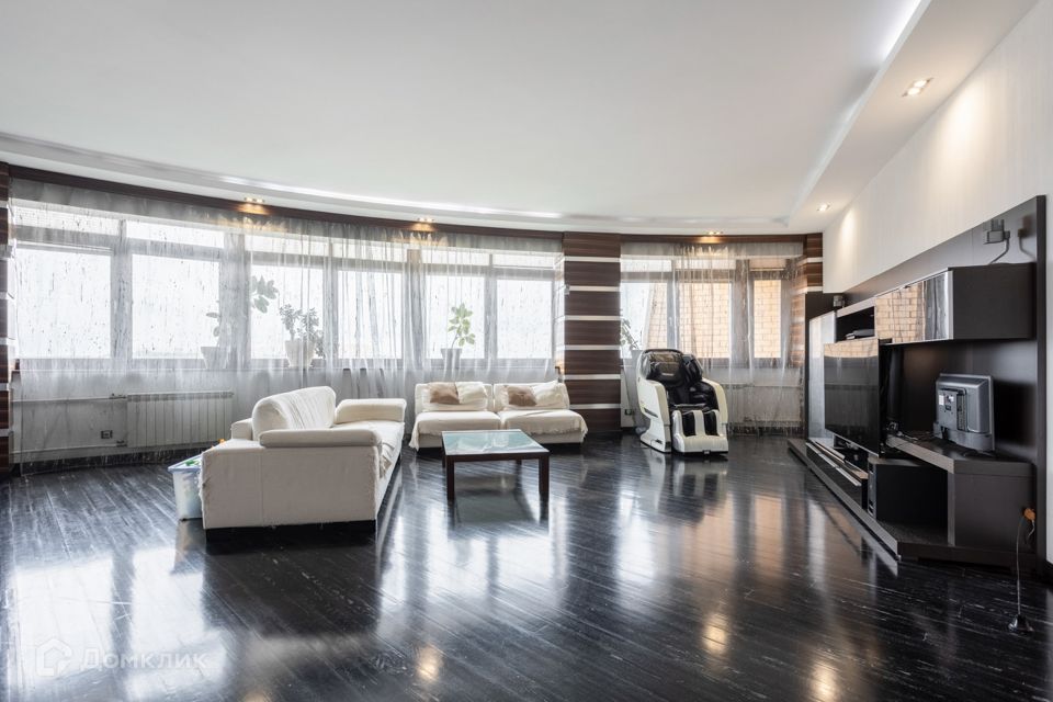 Продаётся 4-комнатная квартира, 230 м²
