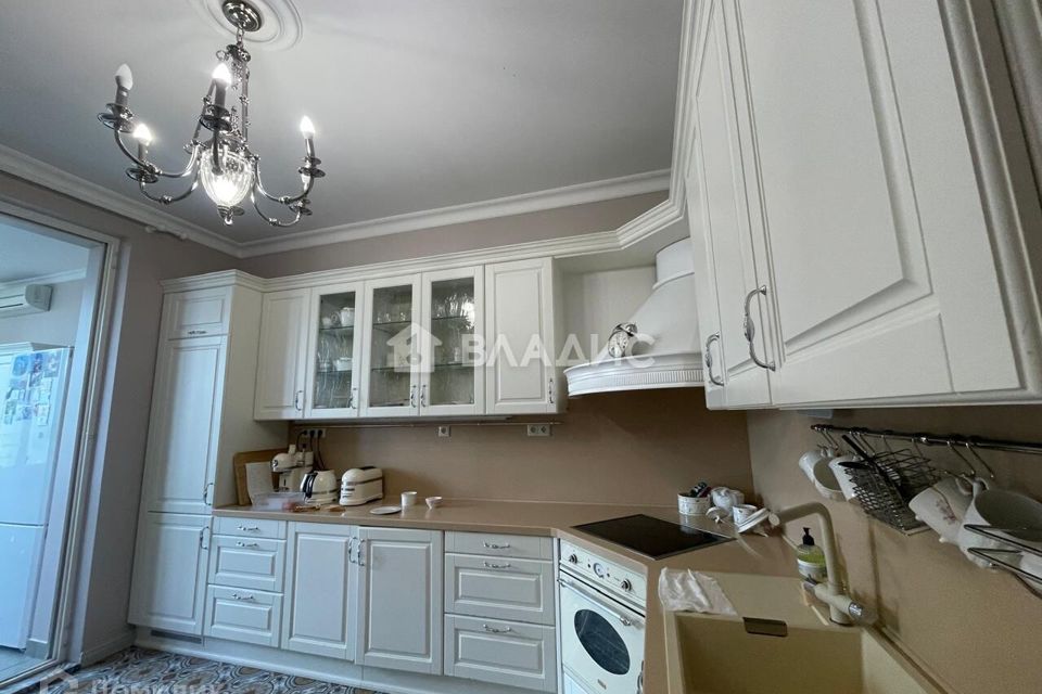 Продаётся 4-комнатная квартира, 192 м²