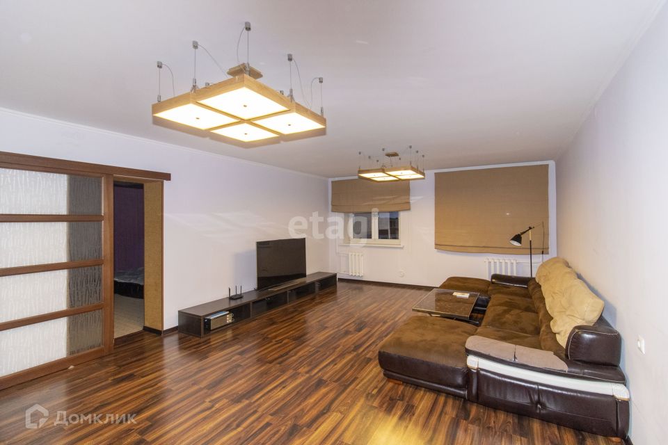 Продаётся 3-комнатная квартира, 211 м²