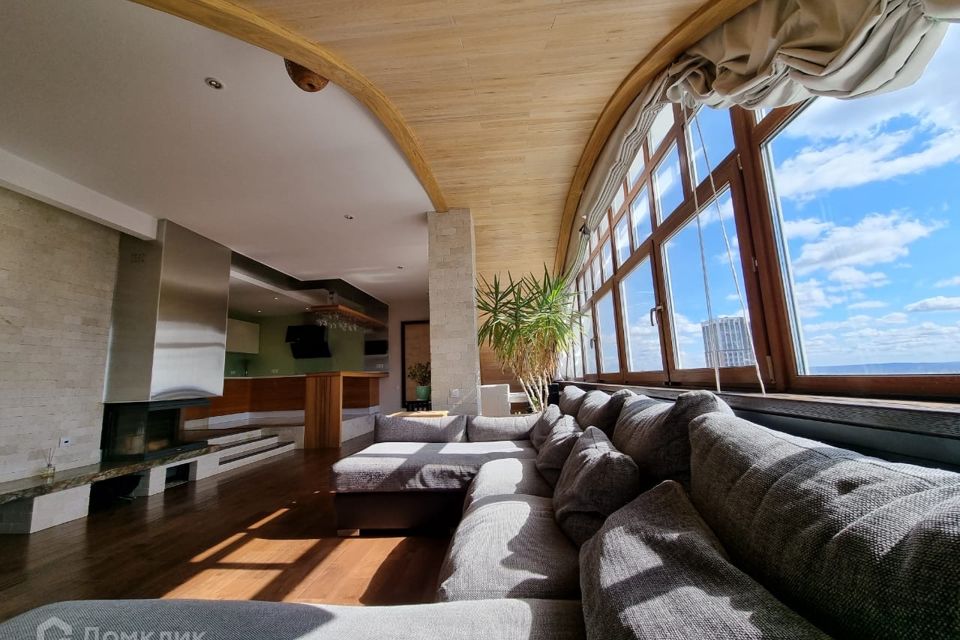 Продаётся 4-комнатная квартира, 203 м²