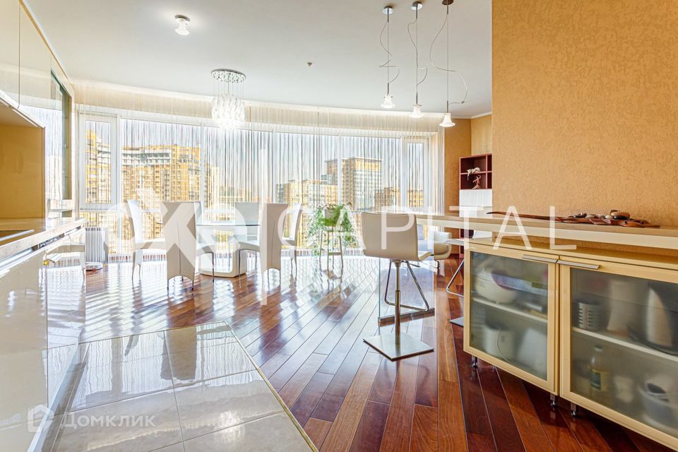 Продаётся 4-комнатная квартира, 150.7 м²