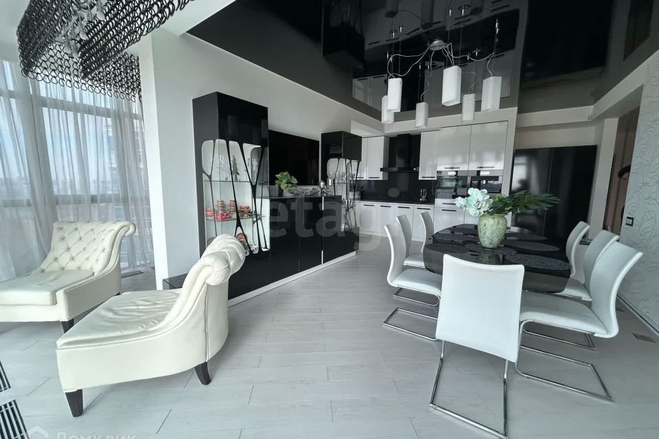 Продаётся 3-комнатная квартира, 150 м²