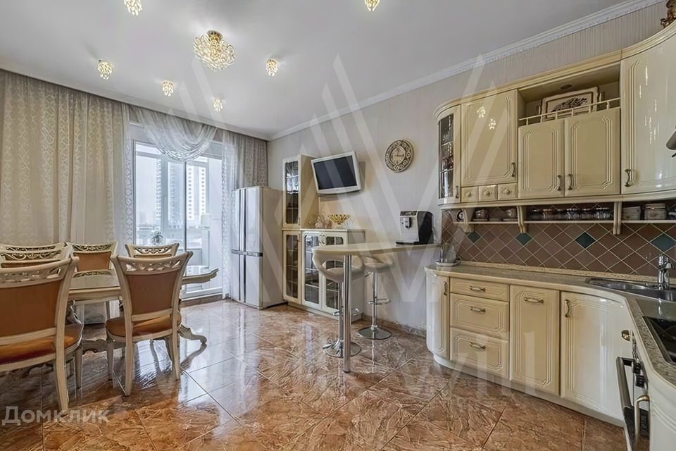 Продаётся 4-комнатная квартира, 157 м²