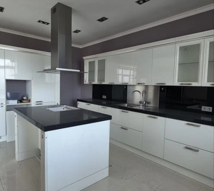 Продаётся 4-комнатная квартира, 162.7 м²