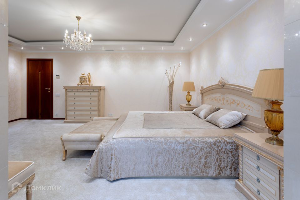 Продаётся 3-комнатная квартира, 220 м²