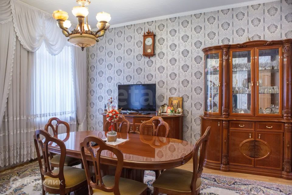 Продаётся 3-комнатная квартира, 211.4 м²