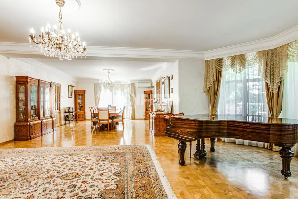 Продаётся 2-этажный дом, 1430 м²
