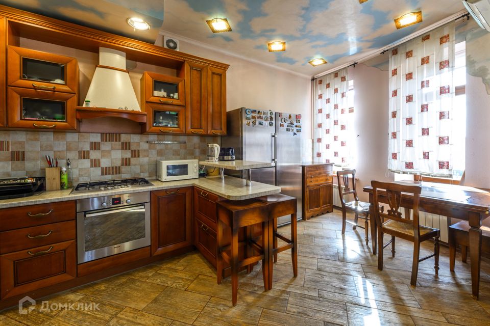Продаётся 3-комнатная квартира, 193.8 м²
