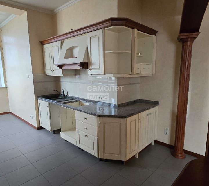 Продаётся 5-комнатная квартира, 191 м²