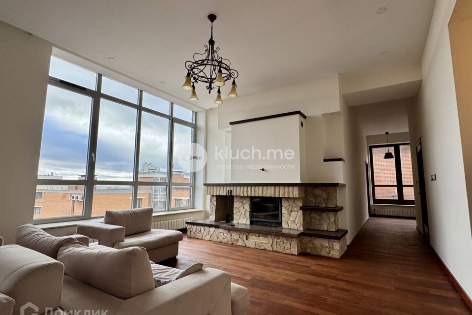 Продаётся 3-комнатная квартира, 194.7 м²