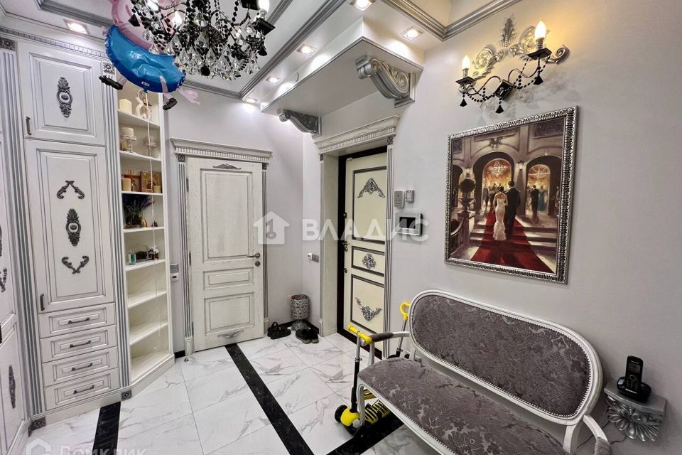 Продаётся 4-комнатная квартира, 175.6 м²